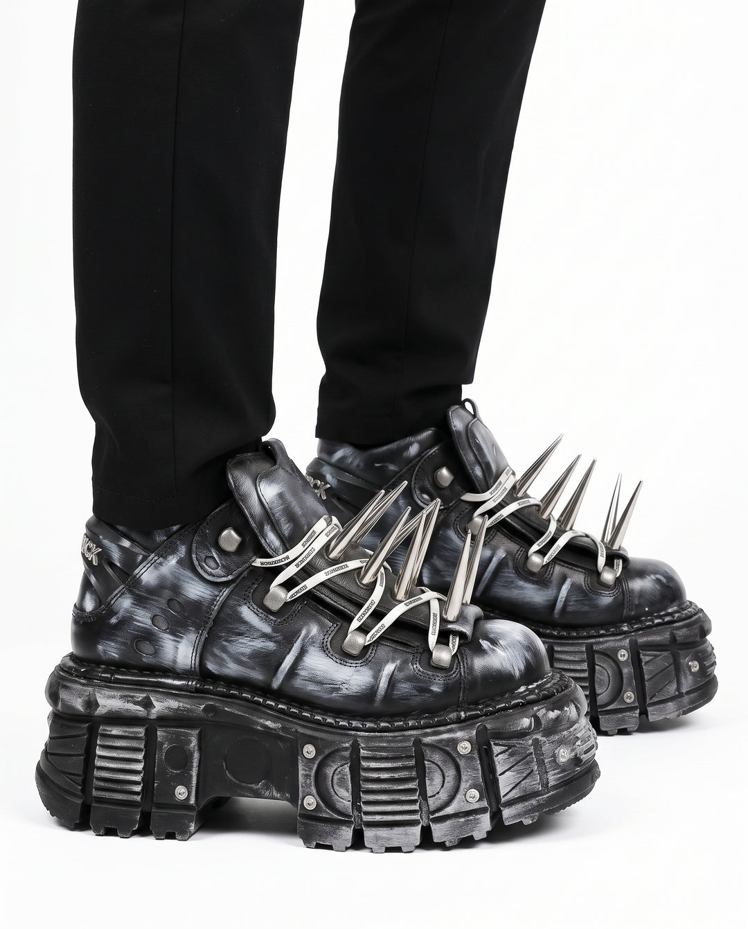 Spiked Platform Sneakers na3005