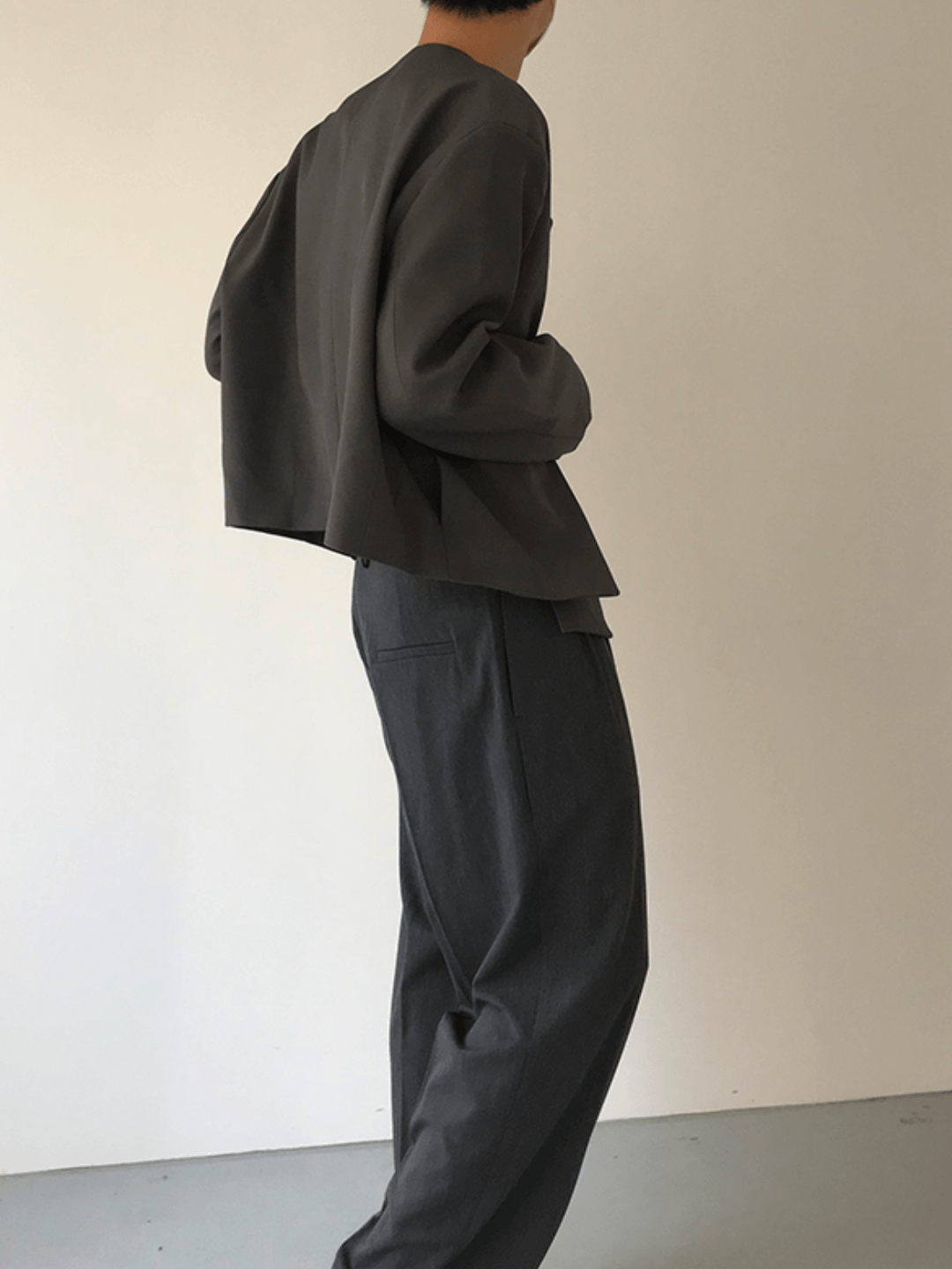 [COLN] collarless short suit NA318
